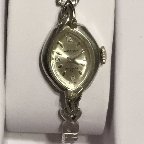 Vintage ladies Waltham watch w/ 2 tiny diamonds & 10K rolled gold Speidel band - Picture 4 of 15